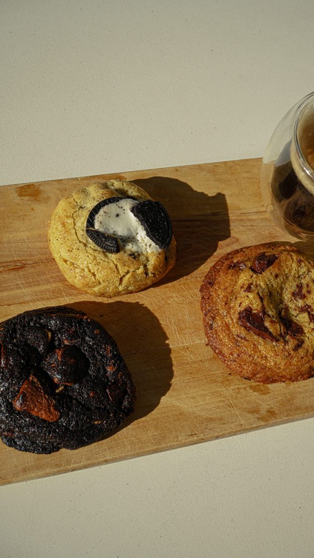 Cookies sobre madera con café