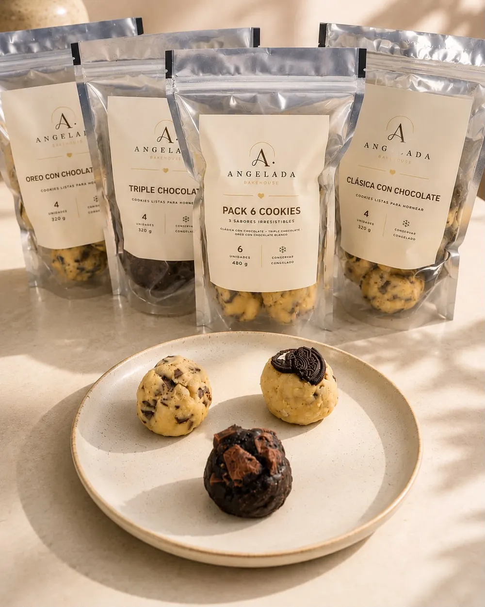 Las bolsas de cada sabor y el Pack 6, con tres bolitas de masa sobre un plato