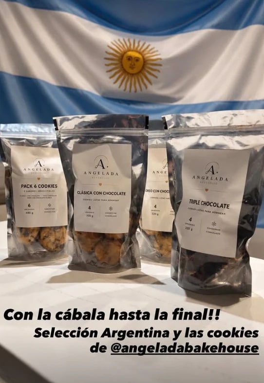 Historia de un cliente: las bolsas de Angelada frente a una bandera argentina, con el texto “Con la cábala hasta la final”