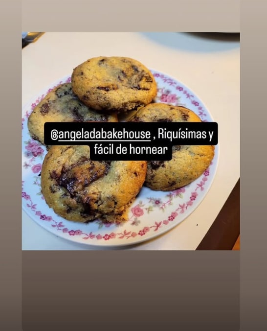Historia de un cliente: cookies recién horneadas en un plato de flores, con el texto “Riquísimas y fácil de hornear”