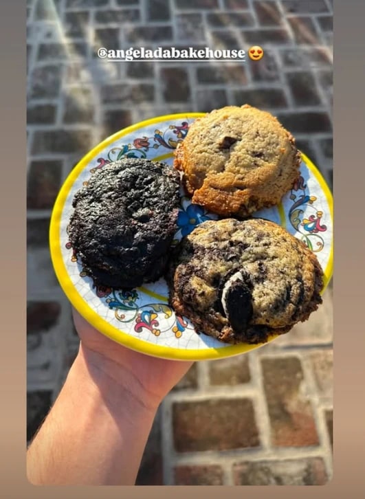 Historia de un cliente: un plato con cuatro cookies de Angelada sostenido a la luz del sol