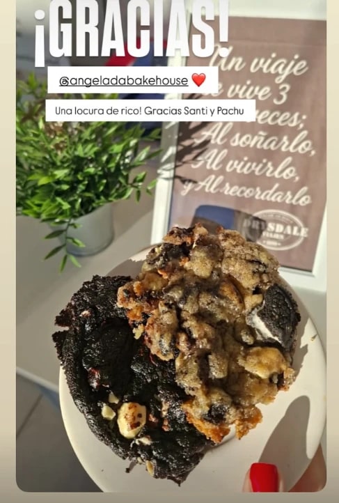 Historia de un cliente: dos cookies en un plato, con el texto “Gracias, una locura de rico”