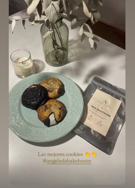 Historia de un cliente: tres cookies en un plato celeste junto a un Pack Degustación, con el texto “Las mejores cookies”