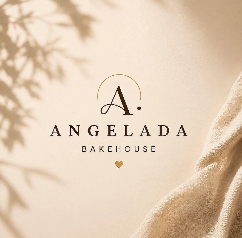 Logo de Angelada Bakehouse sobre fondo crema con sombra de hojas
