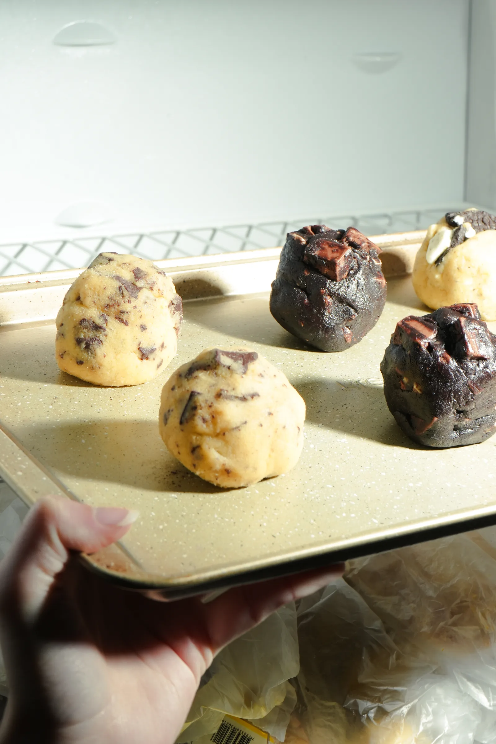 Placa con bolitas de masa de cada sabor, recién sacada del freezer