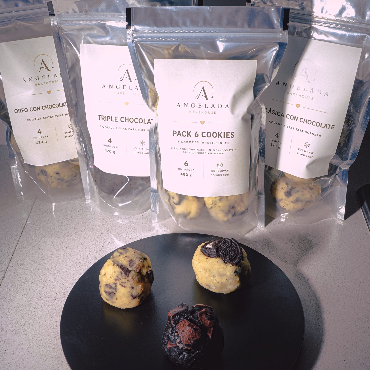 Las bolsas de cada sabor y el Pack 6 Cookies, con las bolitas de masa congelada sobre un plato
