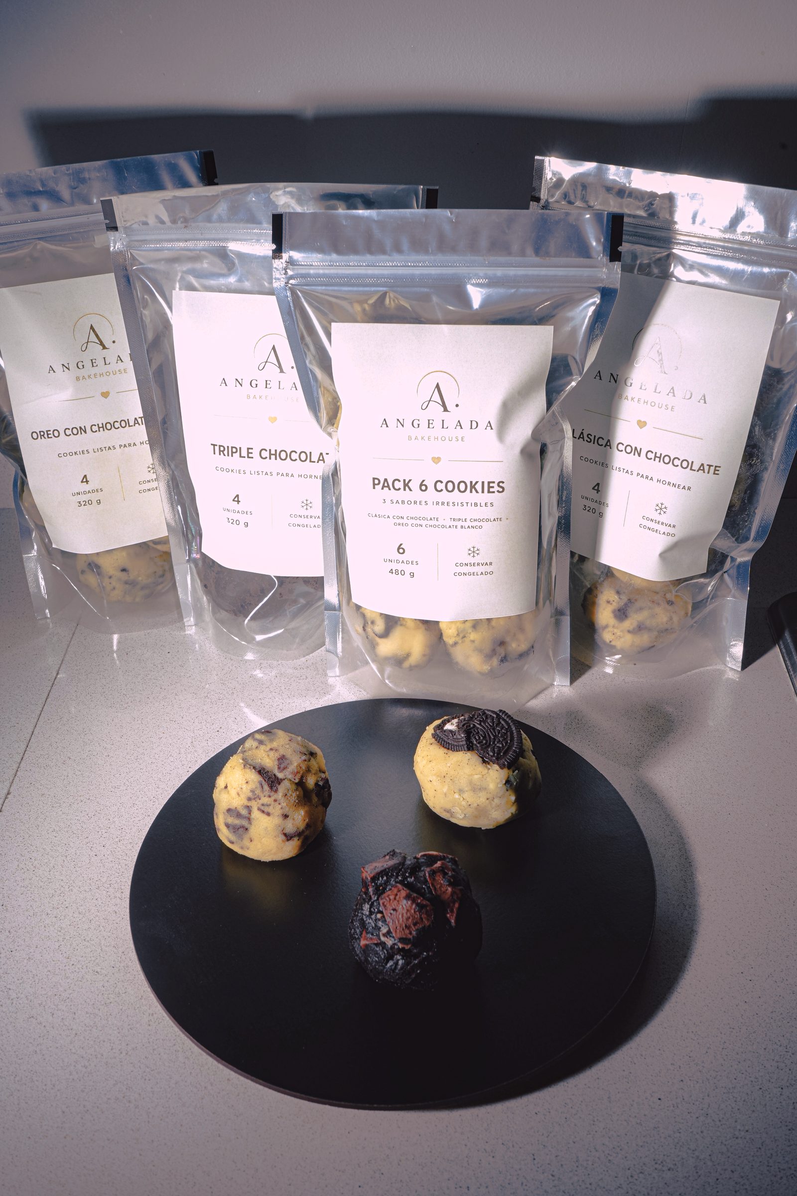 Bolsa del Pack 6 Cookies junto a las bolsas de cada sabor y las bolitas de masa congelada