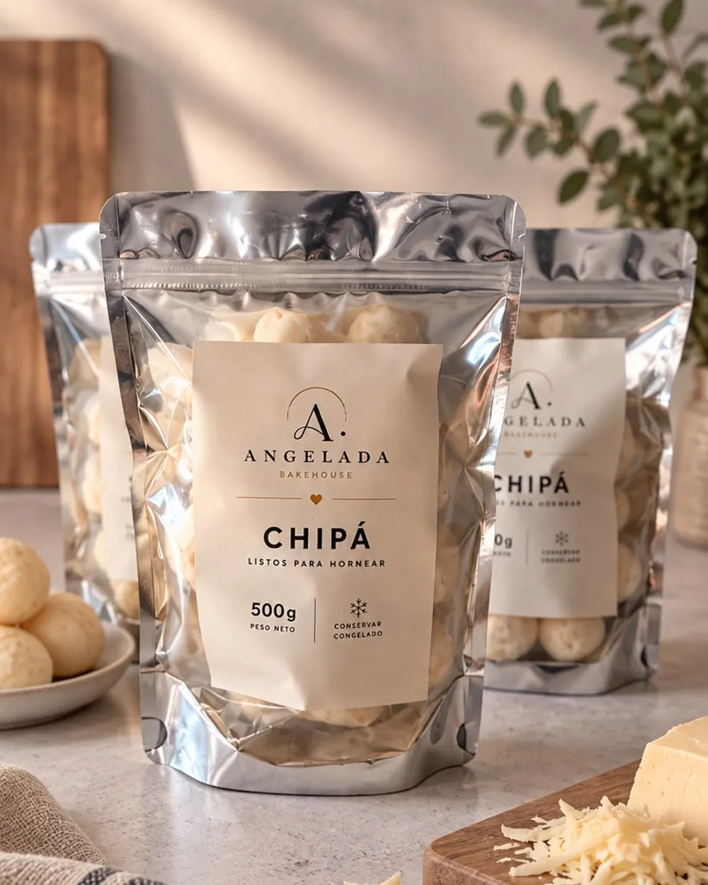Bolsa de Chipá de Angelada con una bolsa más atrás y queso rallado en primer plano